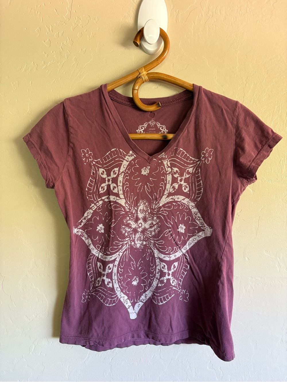 2000s Prana V-Neck Short Sleeve Cotton Boho Mandala Graphic Tee T-Shirt Size S